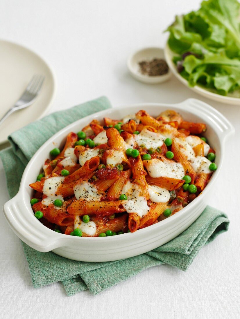 Überbackene Penne mit Mozzarella und Erbsen