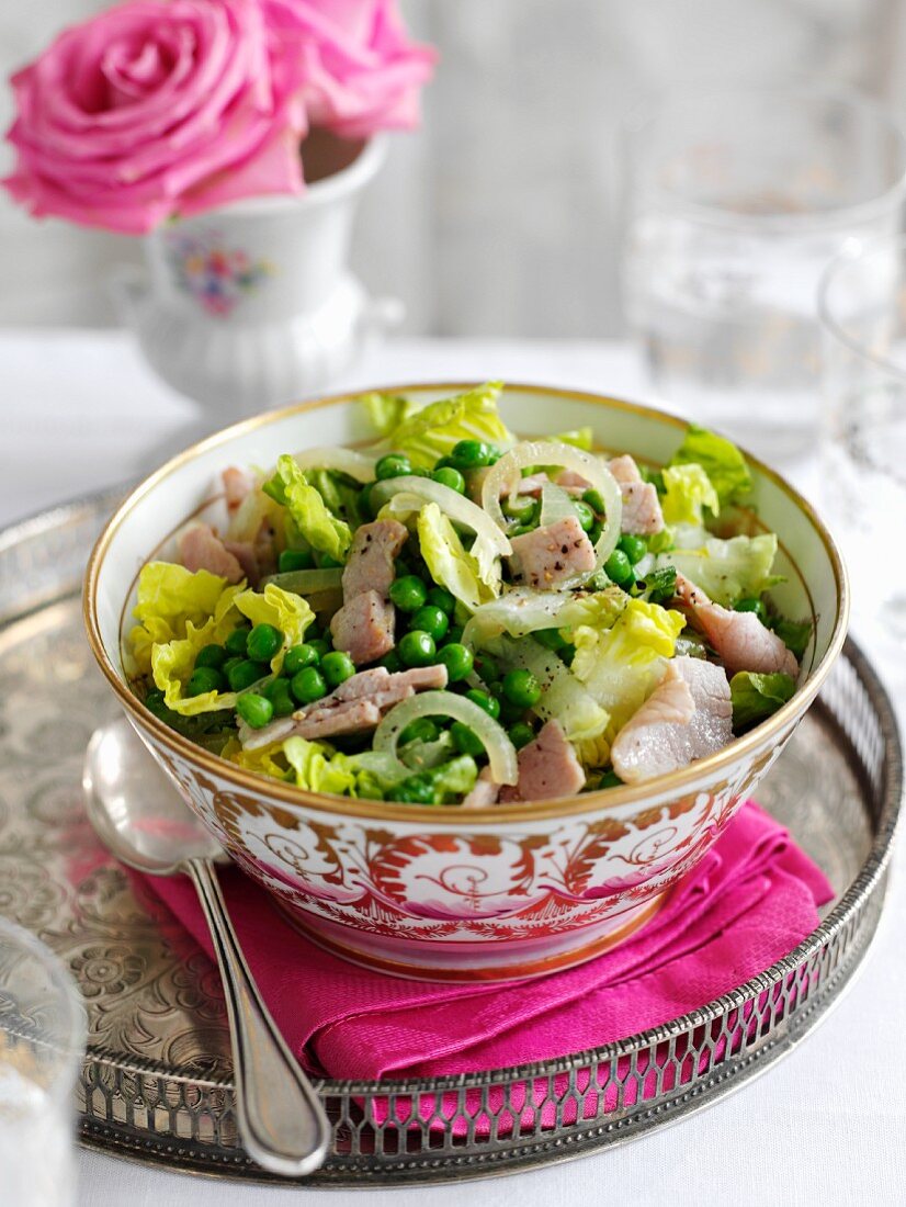 Kopfsalat mit Erbsen, Schinken und Zwiebeln