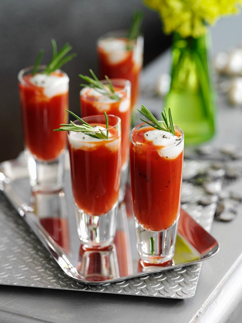 Suppe aus gebratenen Tomaten mit Basilikumcreme in Shotgläsern