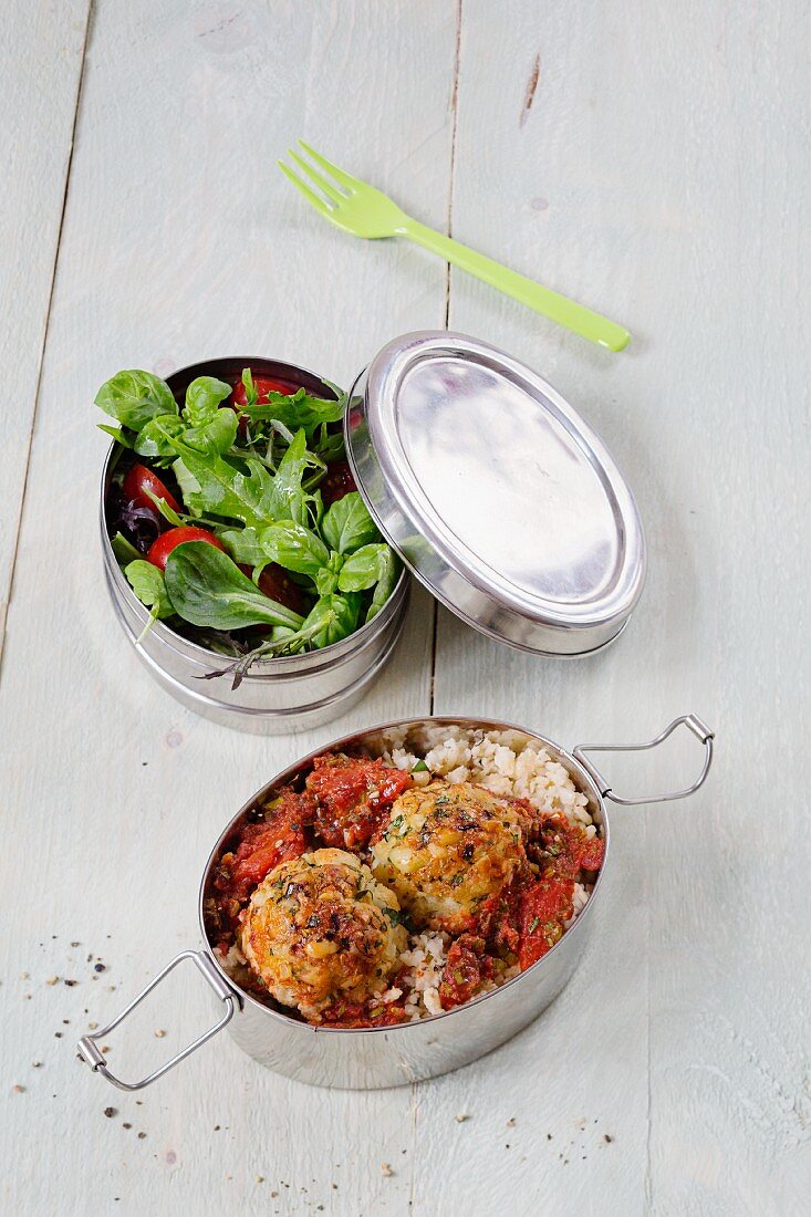 Lunch to go: couscous with cheese balls, tomato sauce and lambs lettuce with tomatoes