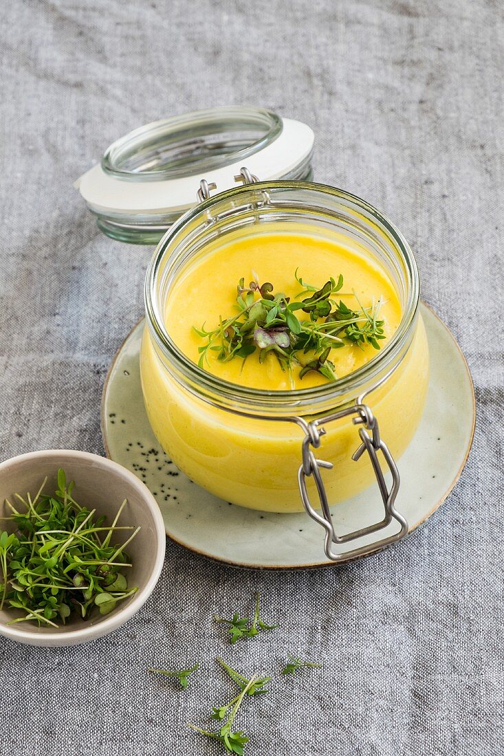 Kartoffel-Kurkuma-Cremesuppe im Glas