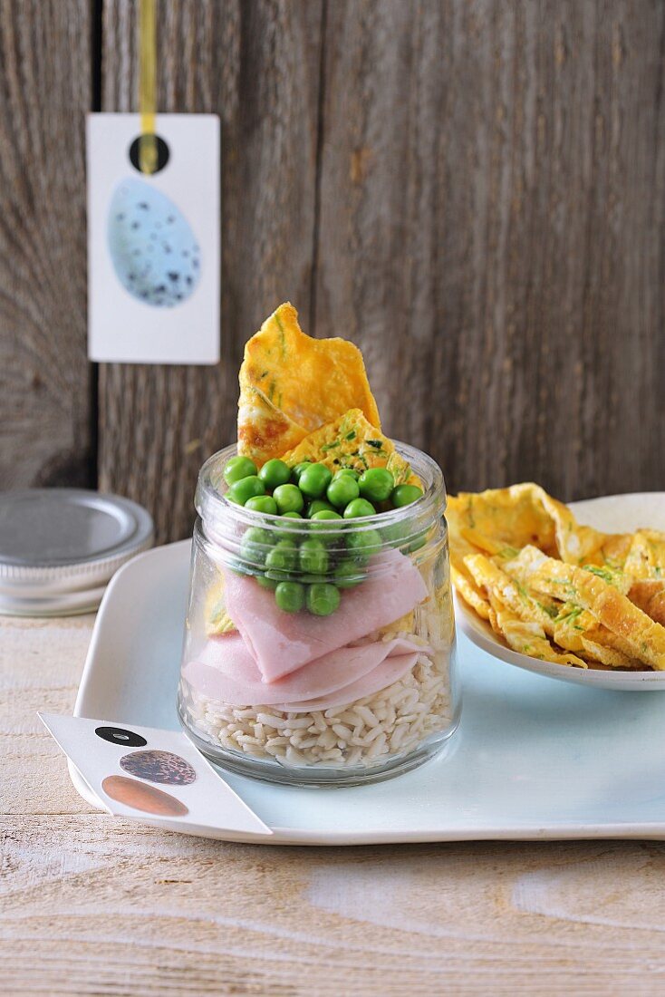 Brauner Reissalat mit Omelett, Schinken und Erbsen im Glas
