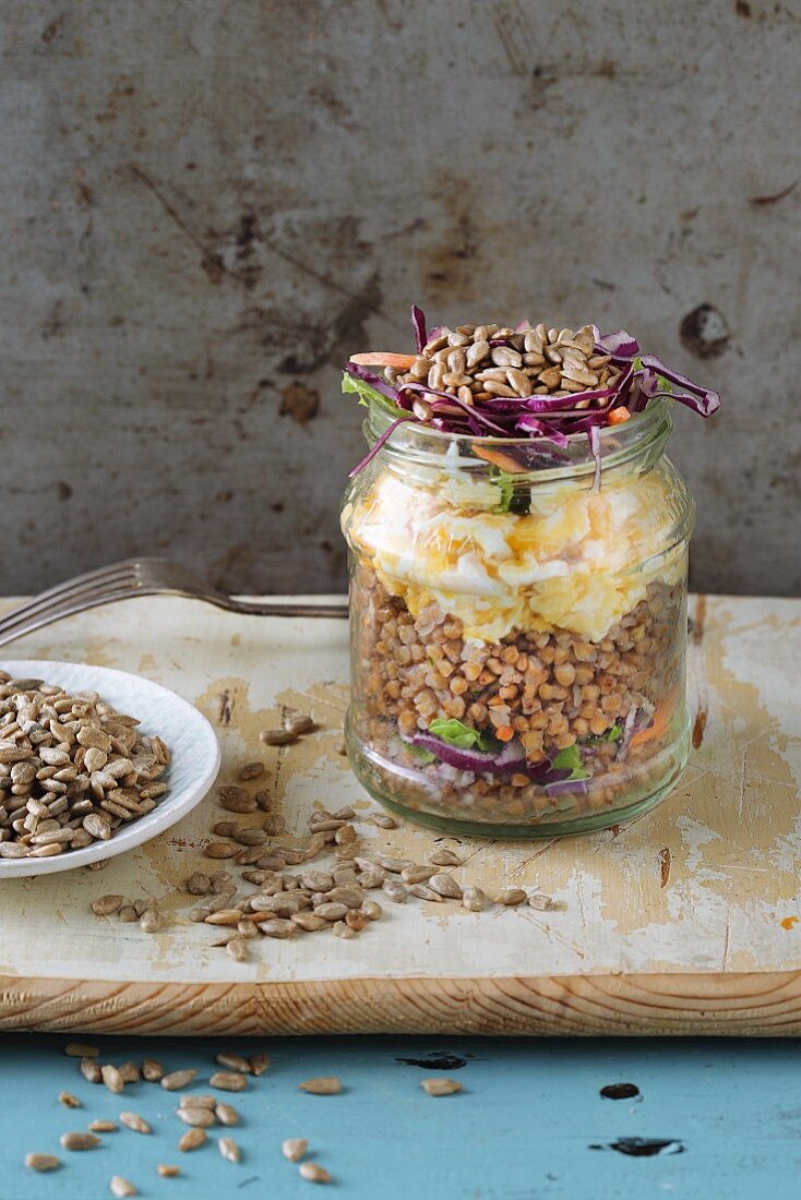 Buchweizen mit Rührei, Rotkohl und Sonnenblumenkernen im Glas