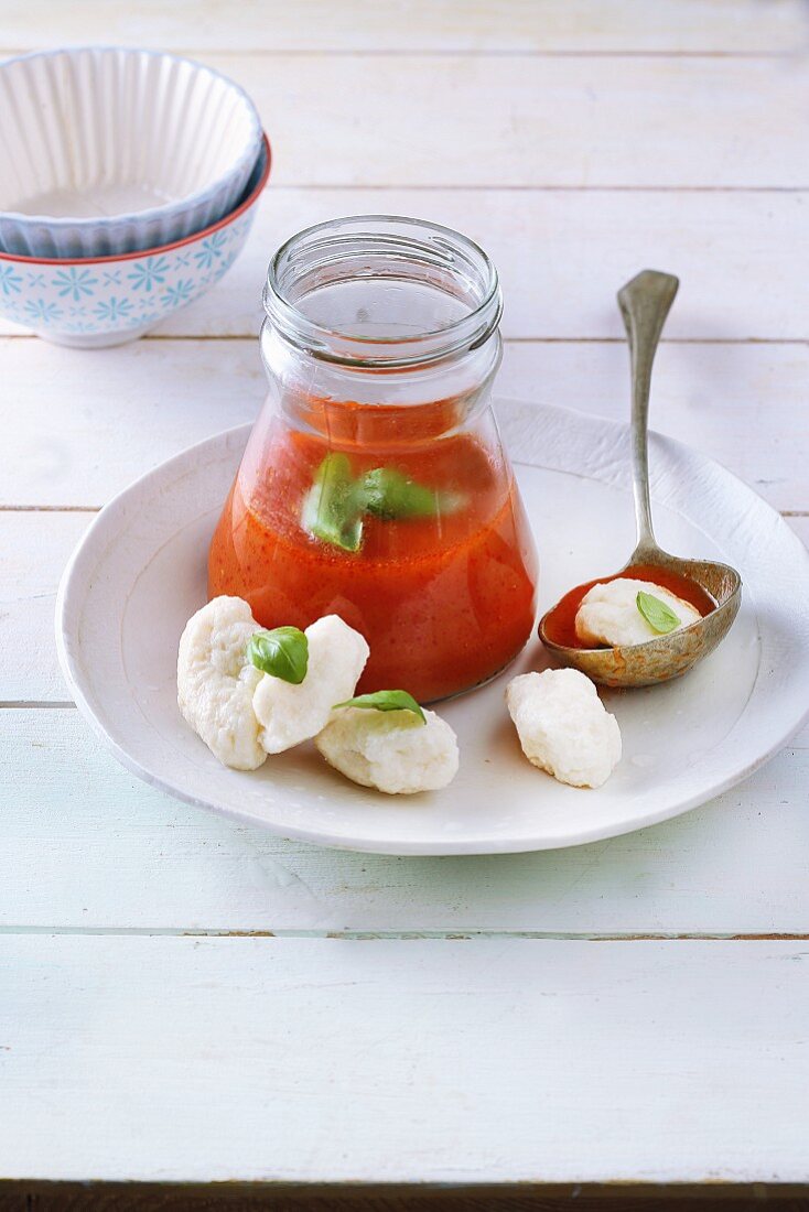 Tomatensuppe im Glas mit Gnudi und Basilikum