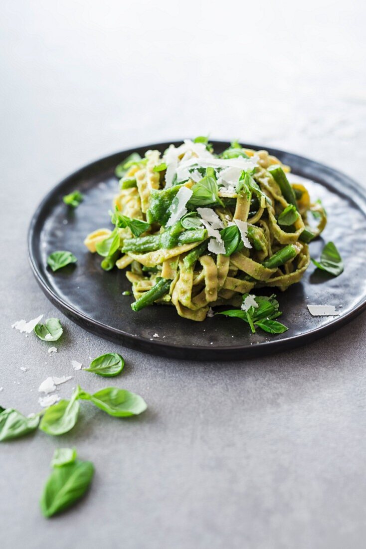 Sojabohnen-Pasta mit Pesto, Basilikum und Keniabohnen