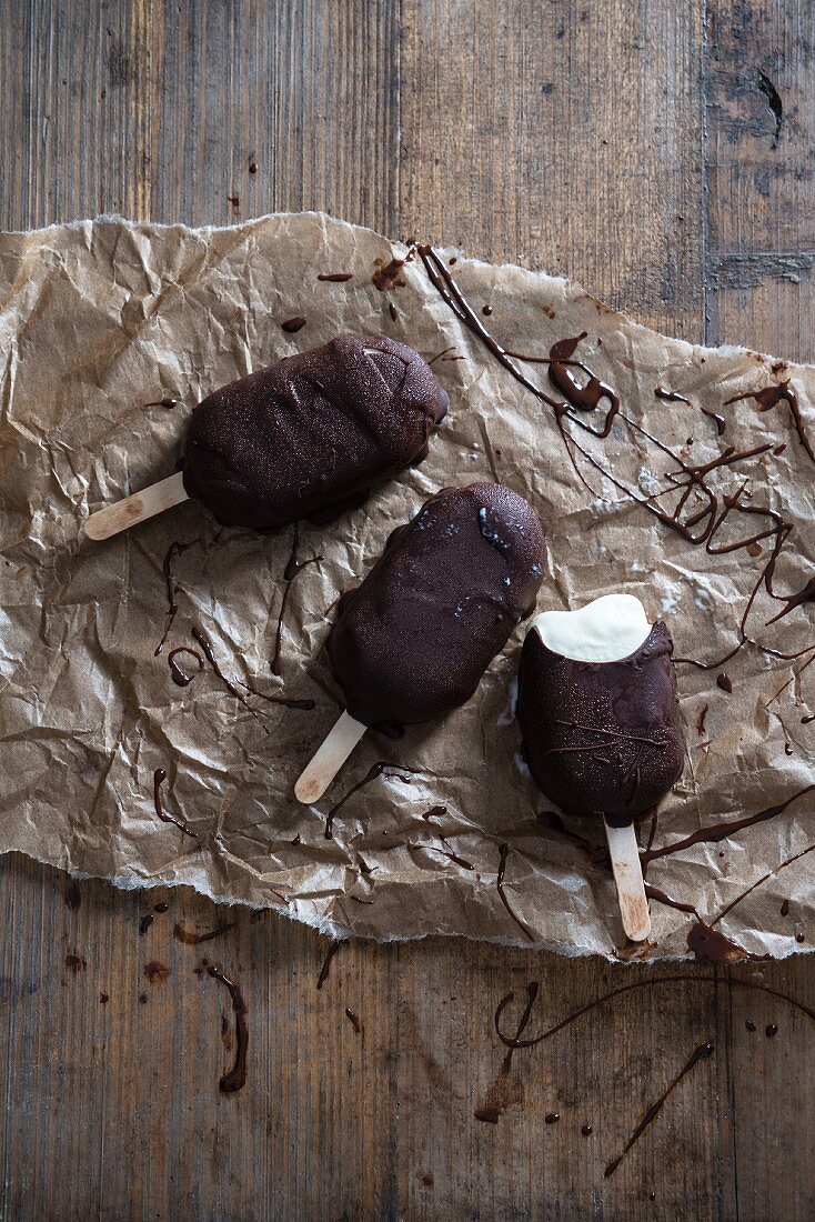 Banana and dark chocolate ice lollies (vegan)