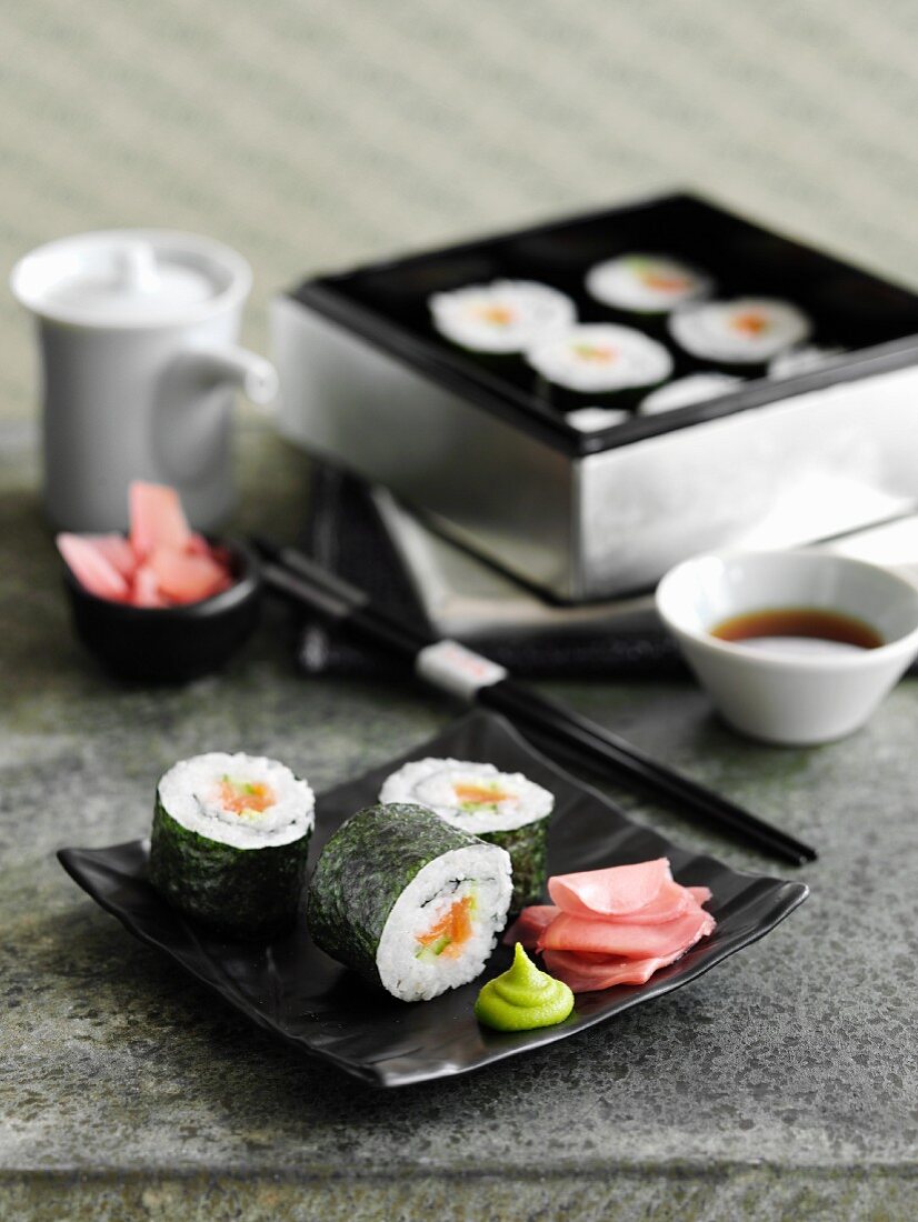 Sushi mit Räucherlachs und Gurke (Japan)