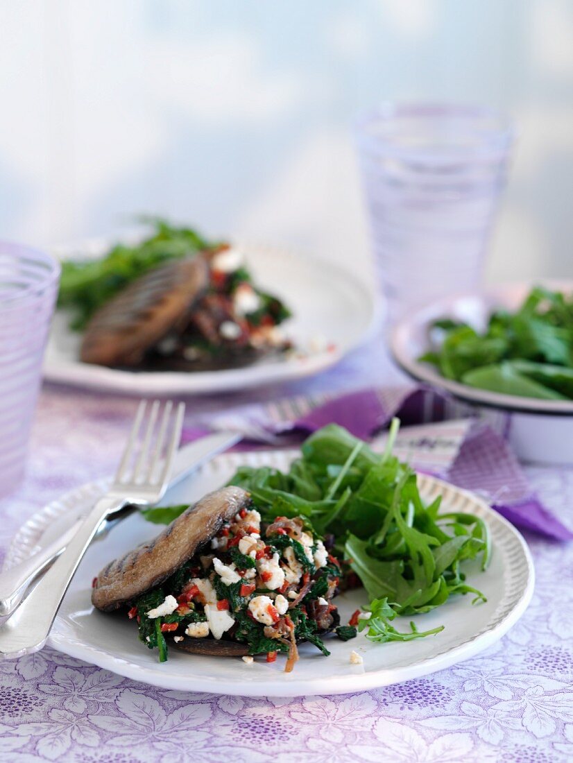 Mushroom burgers filled with spinach and sheep's cheese