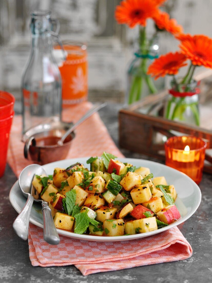 Warmer Schmorgurkensalat mit Apfel und Minze