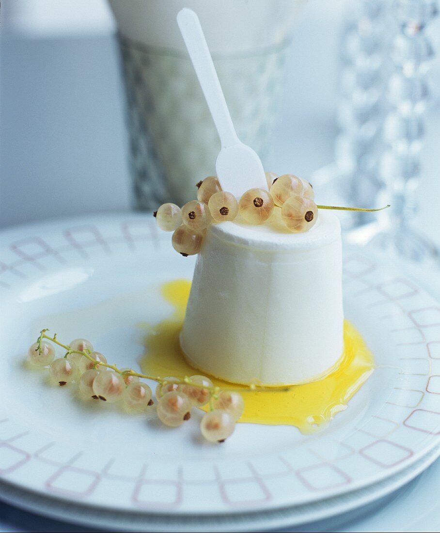 Panna cotta with white currants and a fruit sauce