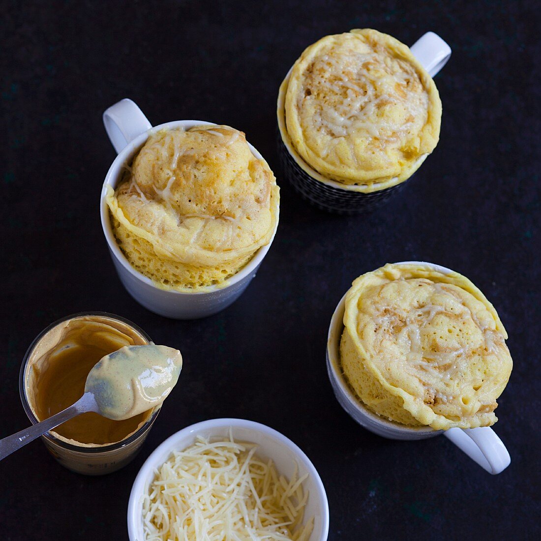 Pikante Tassenkuchen mit Senf und Gruyère