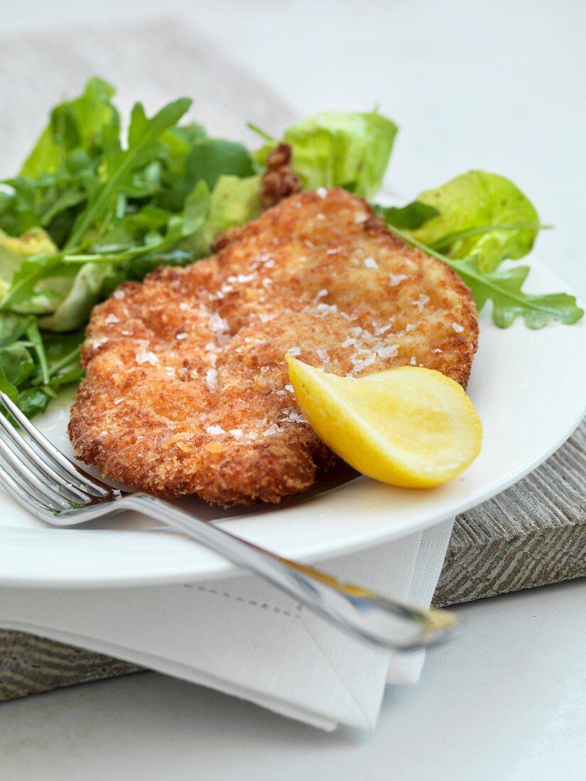 Milanese chicken slices with a rocket salad