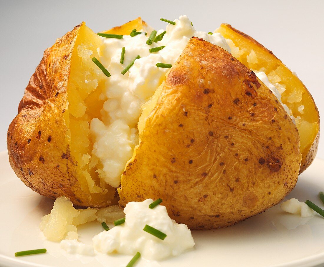 Baked potato with cottage cheese and chives