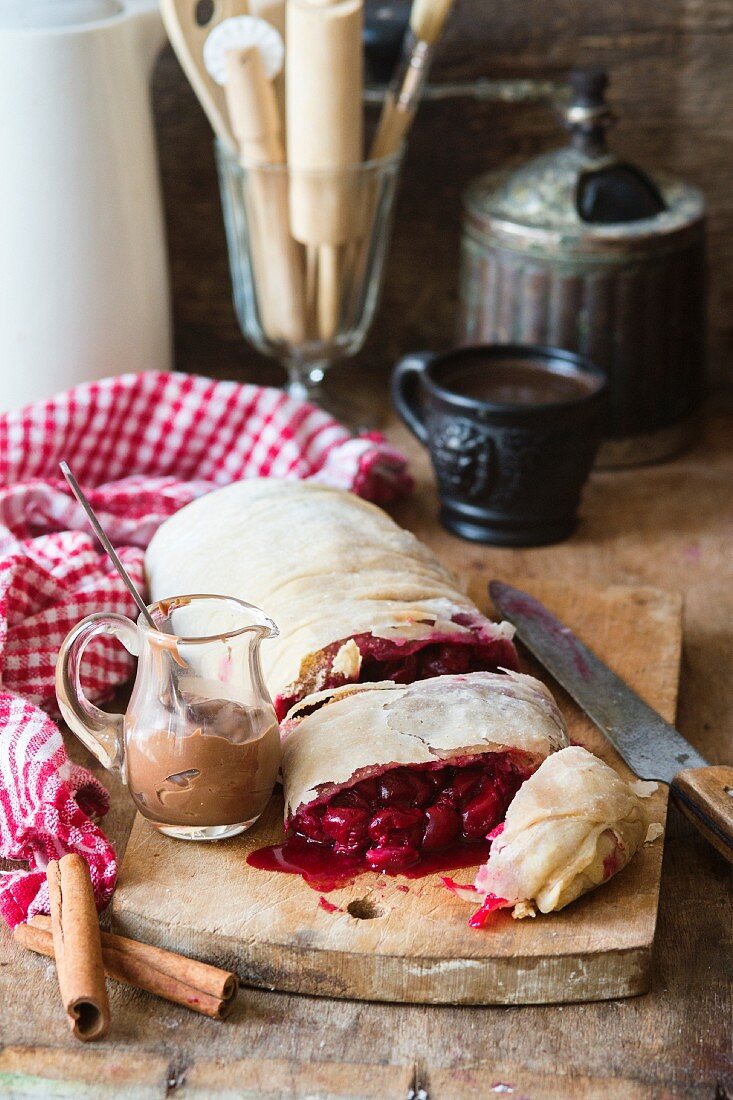 Kirschstrudel, angeschnitten, auf Schneidebrett