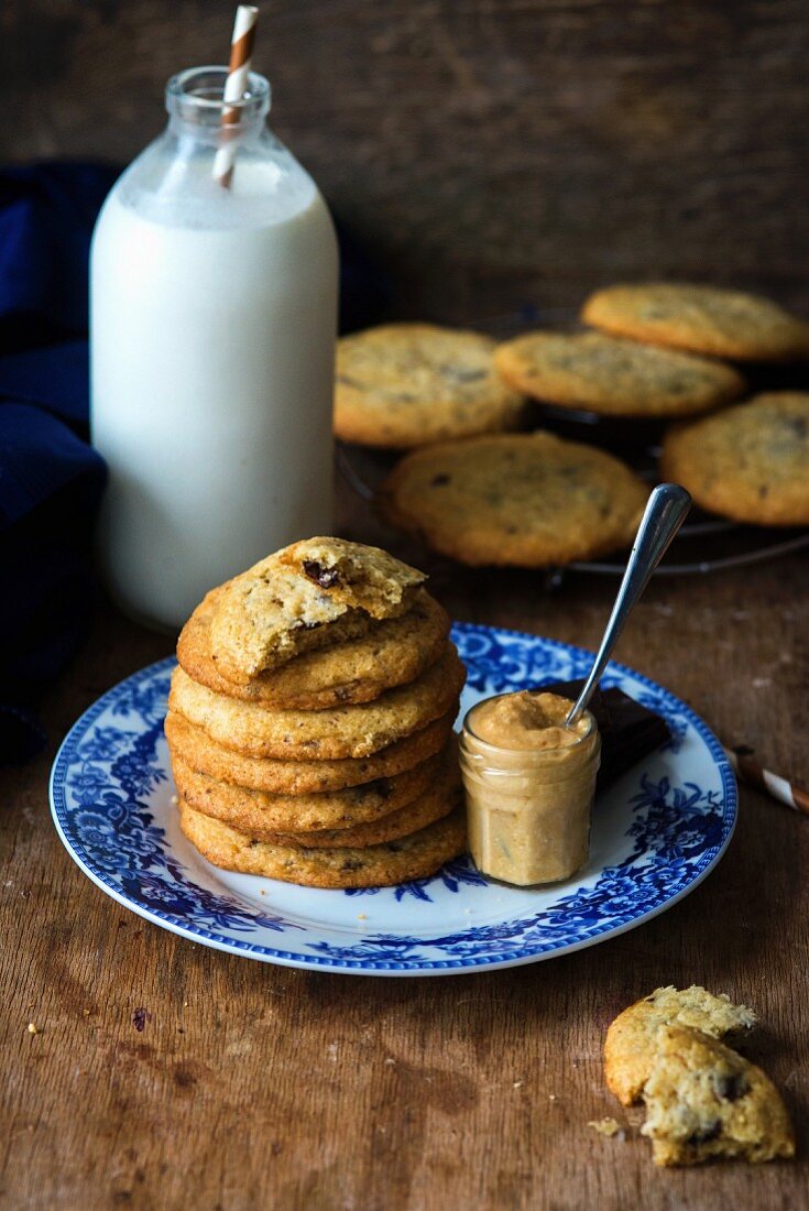 Erdnussbutterkekse und Milchflasche