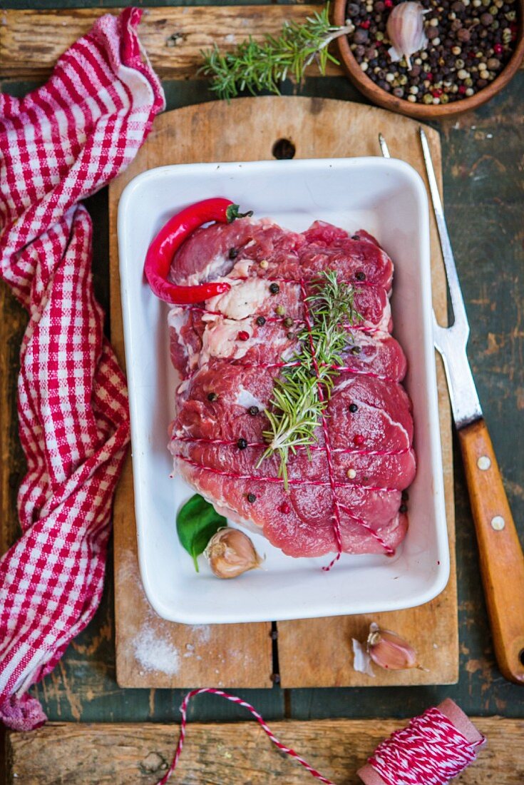 Rohes Schweinefleisch mit Gewürzen und Chili im Bräter