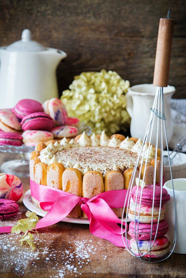 Tiramisu-Torte und Macarons