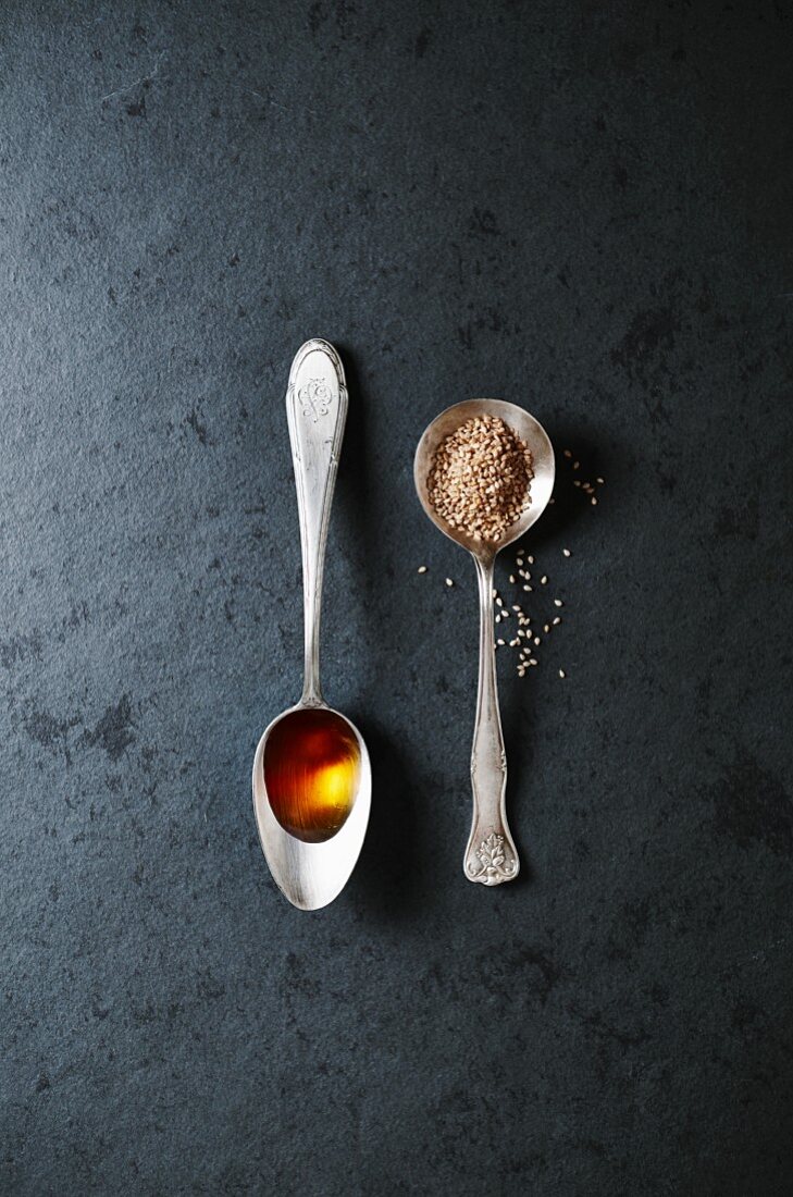 Sesame seed oil and sesame seeds on spoons