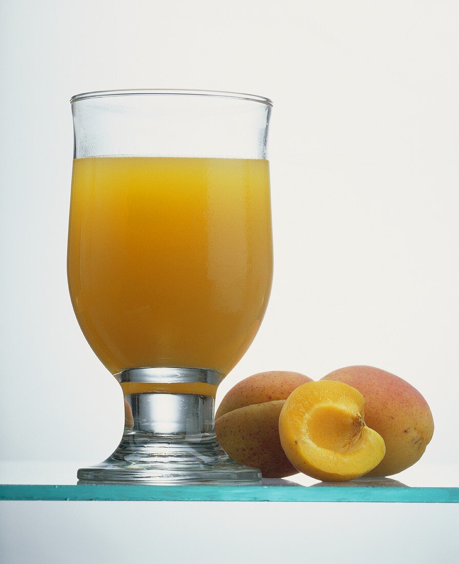 Ein Glas Aprikosensaft & frische Aprikosen
