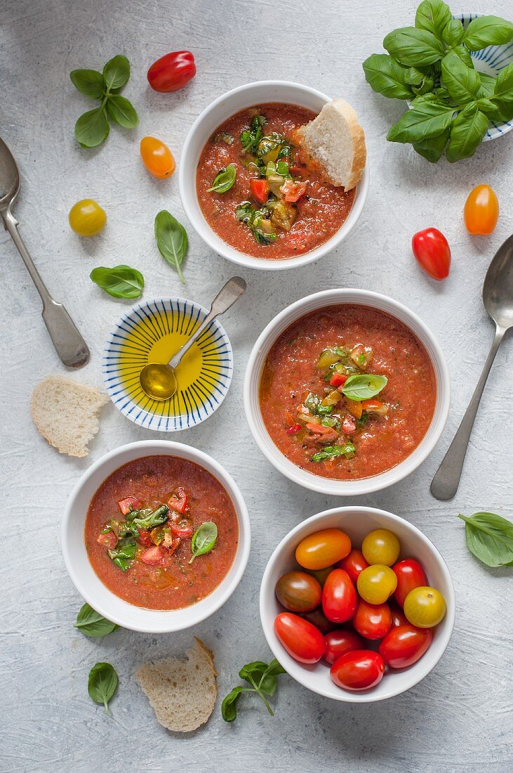 Gazpacho mit Salsa, Basilikum und Olivenöl