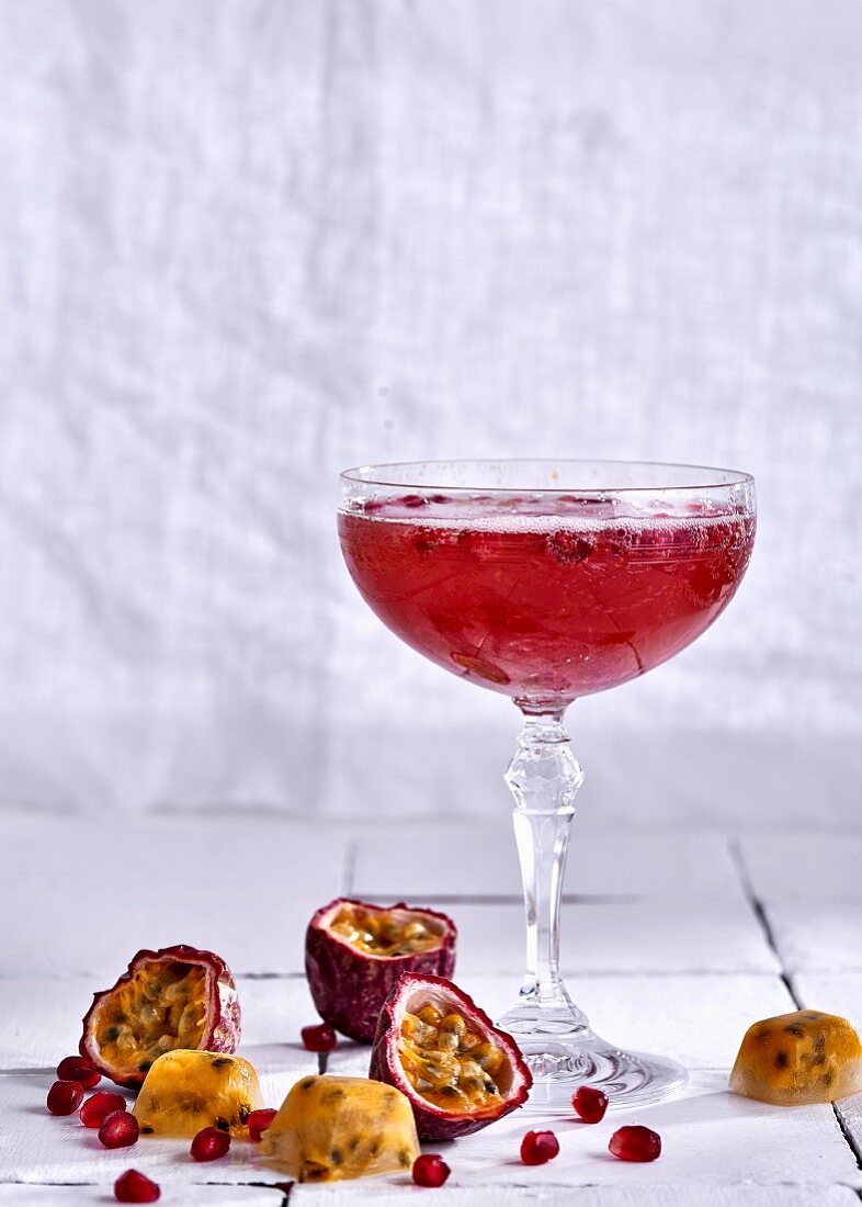 Sektcocktail mit Passionsfrucht und Granatapfel