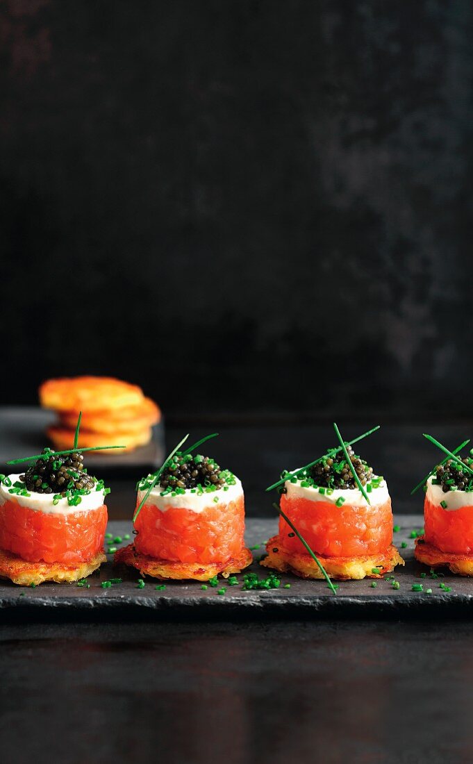 Mini rosti with smoked salmon tartare, crème fraîche and caviar