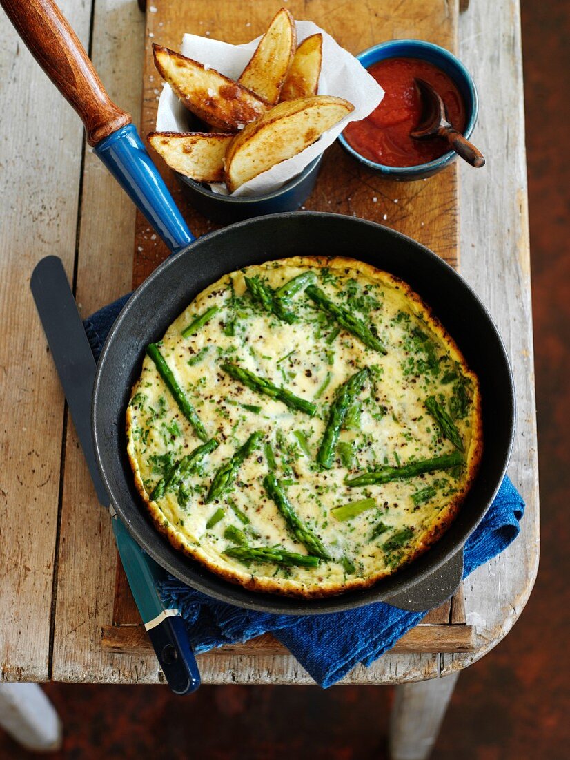 Spargelfrittata mit Kartoffelspalten