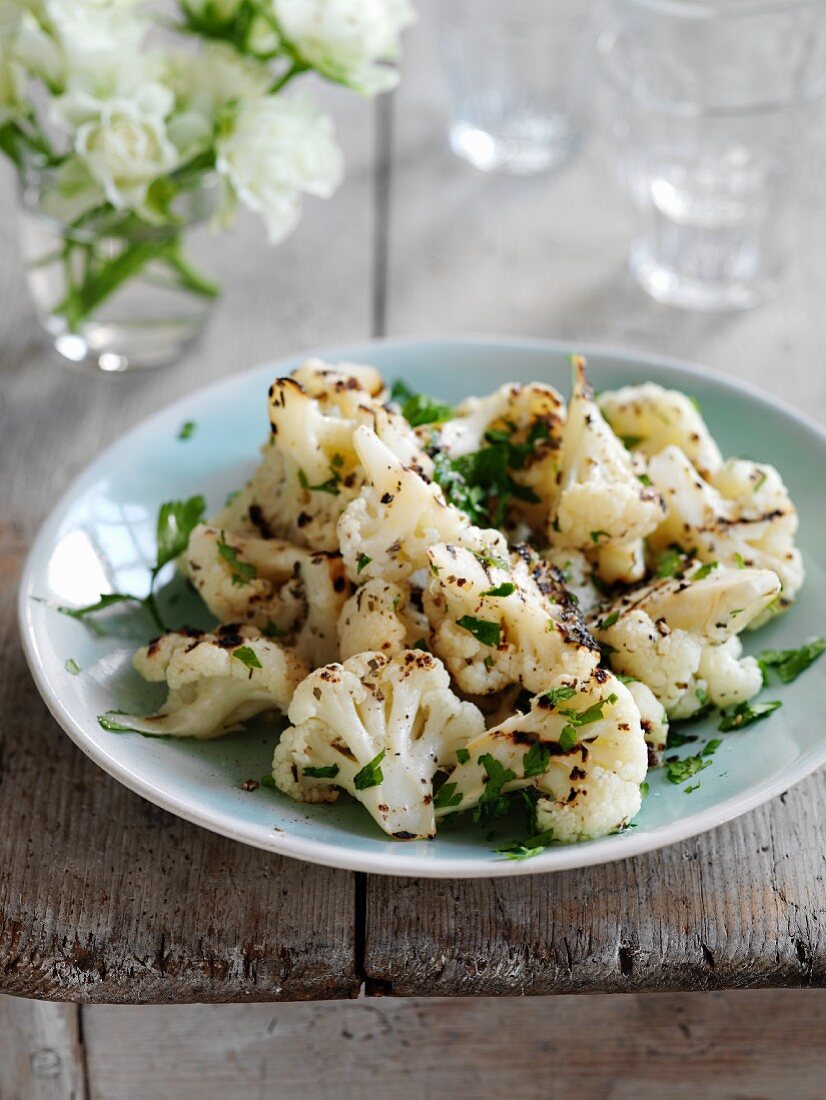 Gegrillter Blumenkohl mit Zitrone und Knoblauch