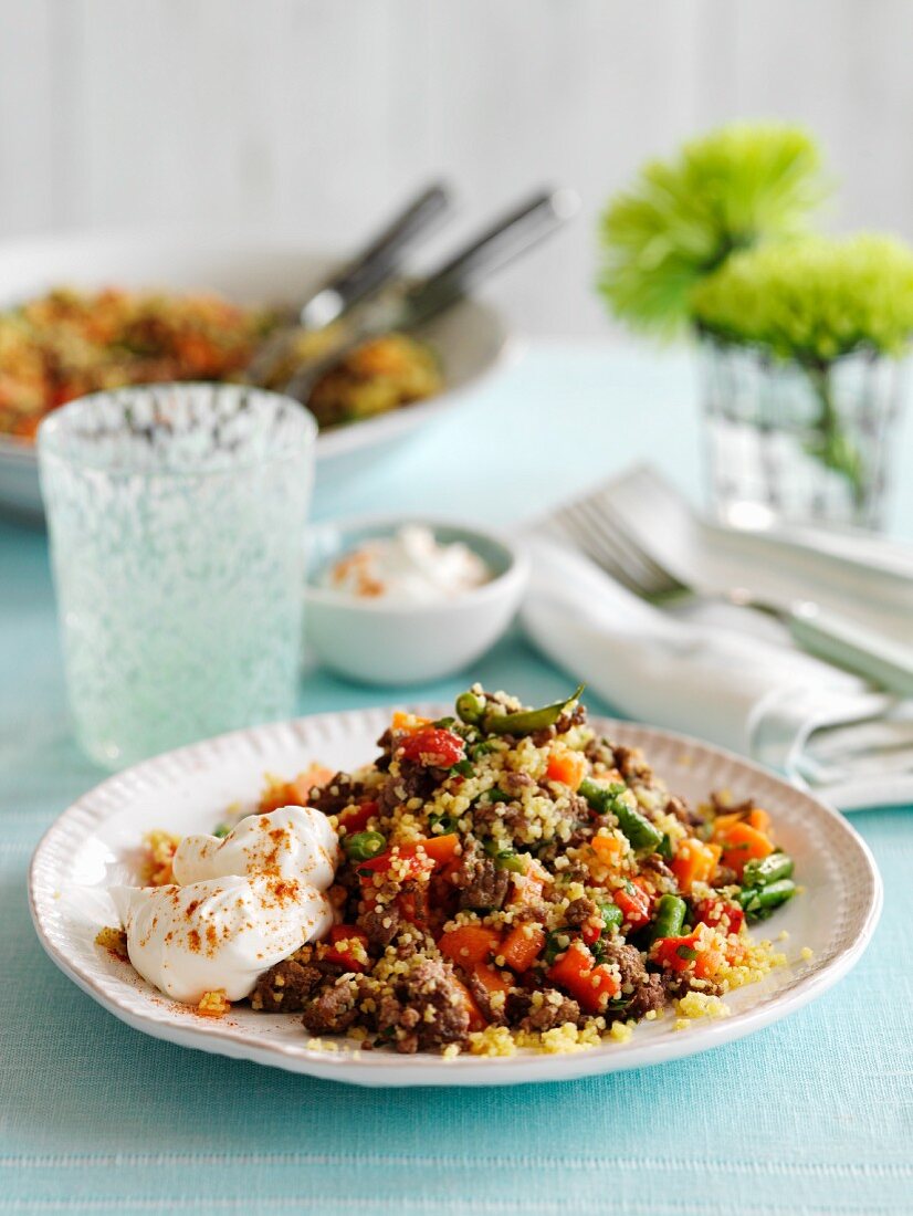 Couscous mit Rinderhackfleisch, Gemüse und Joghurt