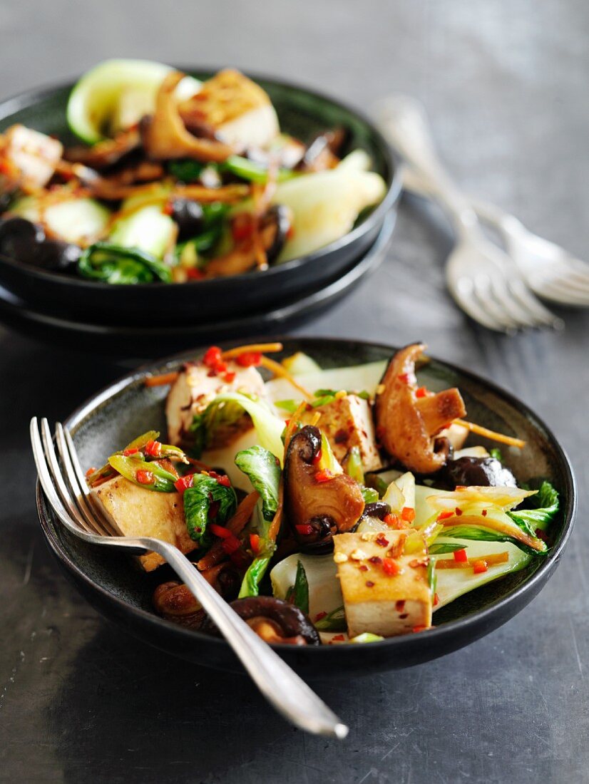 Gebratener Tofu mit Pak Choi und Pilzen (Asien)