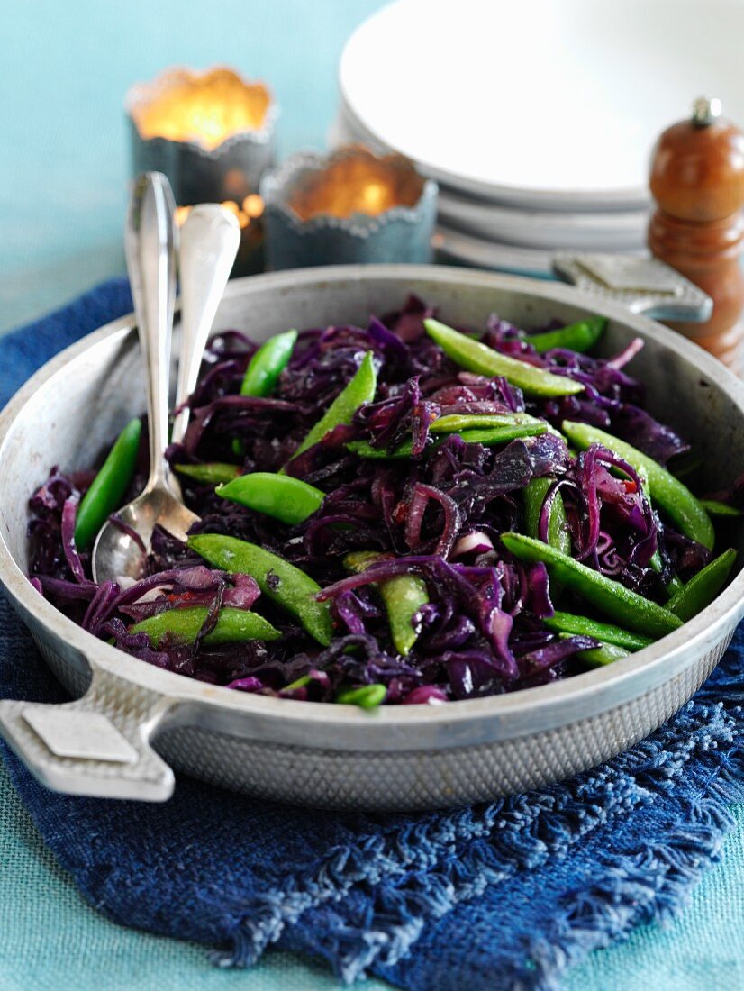 Red cabbage with onion and sugar snap peas