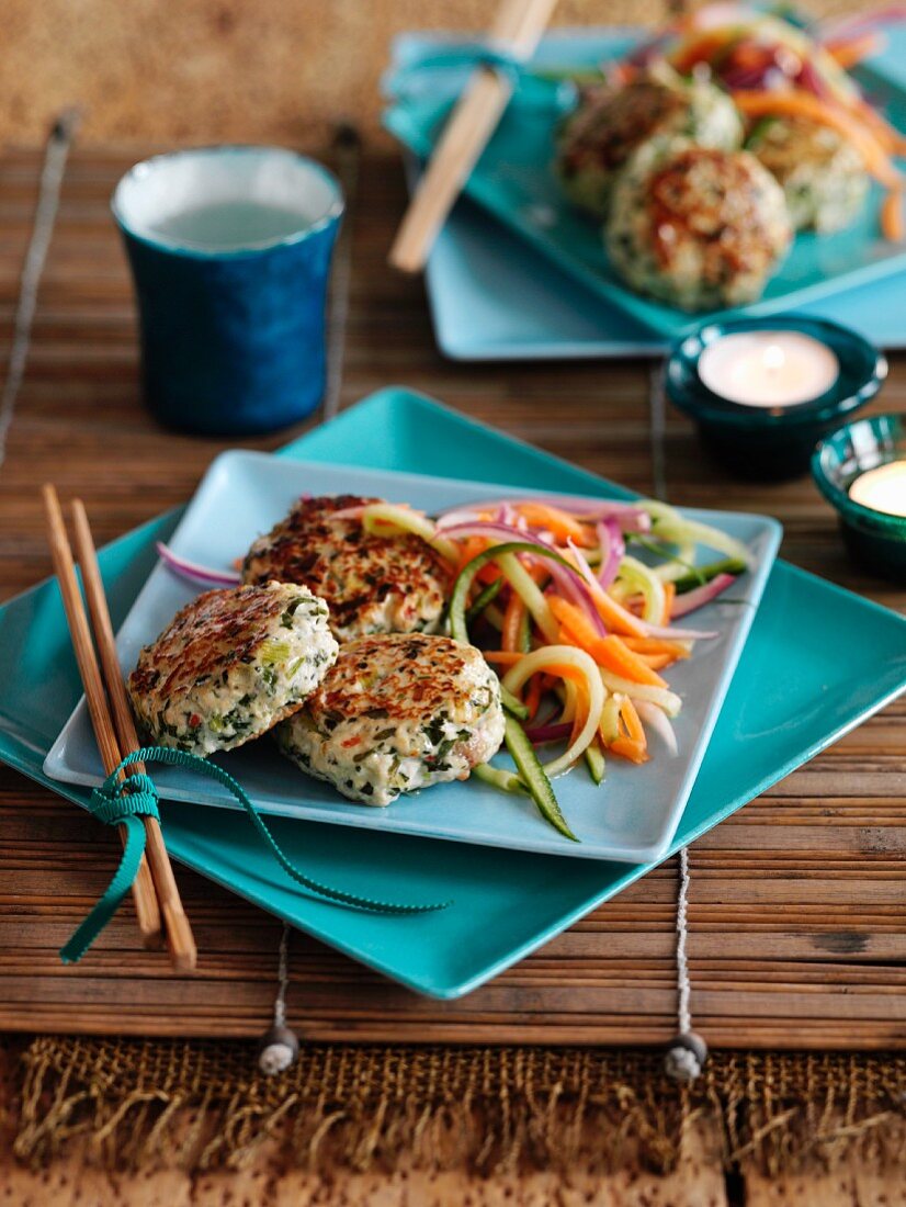 Hähnchenfrikadellen mit Gemüsesalat (Thailand)