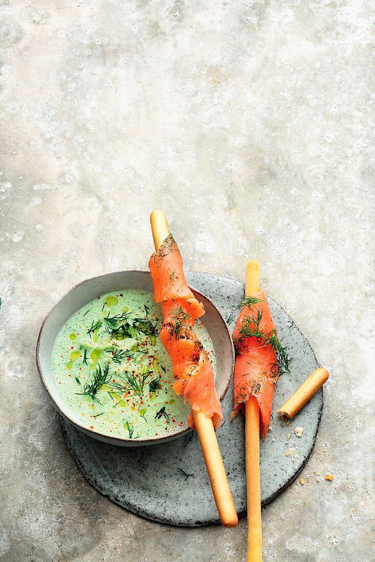 Kalte Gurken-Joghurt-Suppe mit Graved-Lachs-Grissini