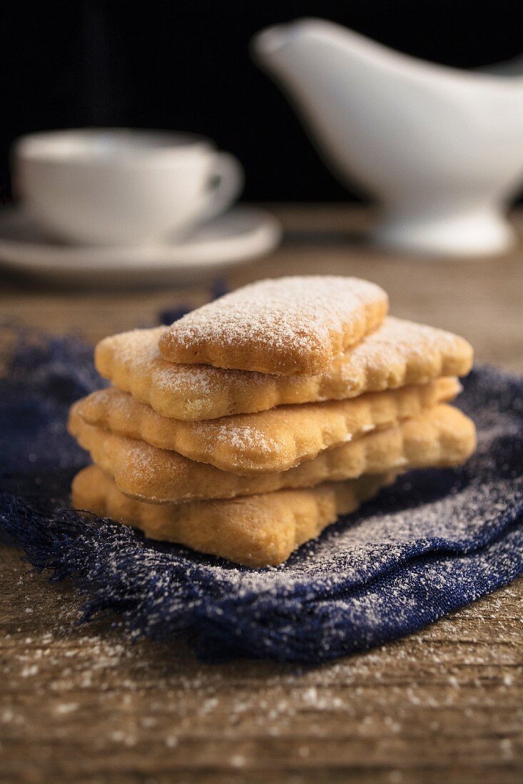 Selbstgebackene Plätzchen mit Puderzucker zum Kaffee