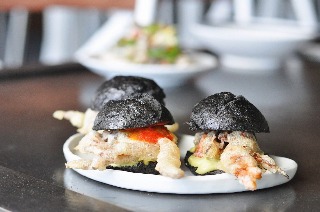 Schwarze Sliders mit Tempura