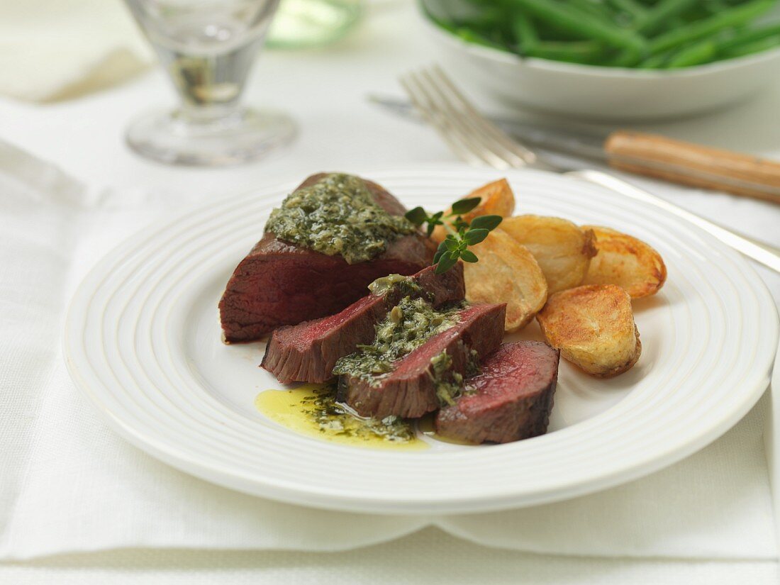 Hirschsteak mit Salsa-Verde-Butter und Bratkartoffeln