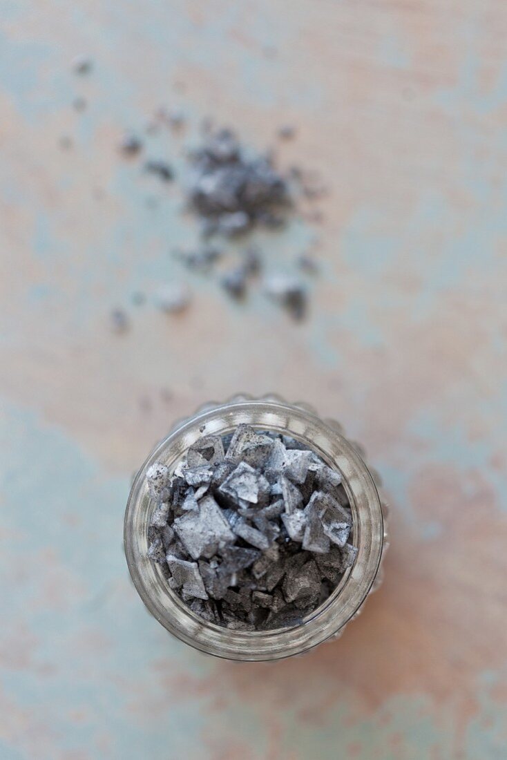 Schwarzes Salz im Glas (Draufsicht)