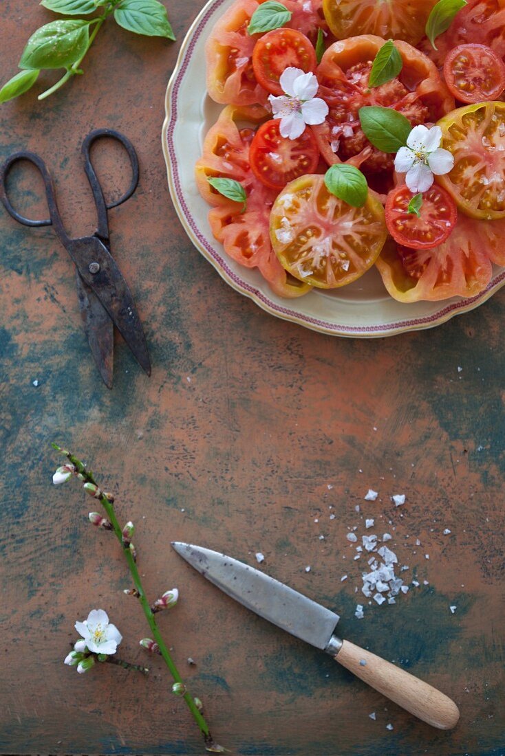 Tomatensalat mit Meersalzflocken und Basilikum