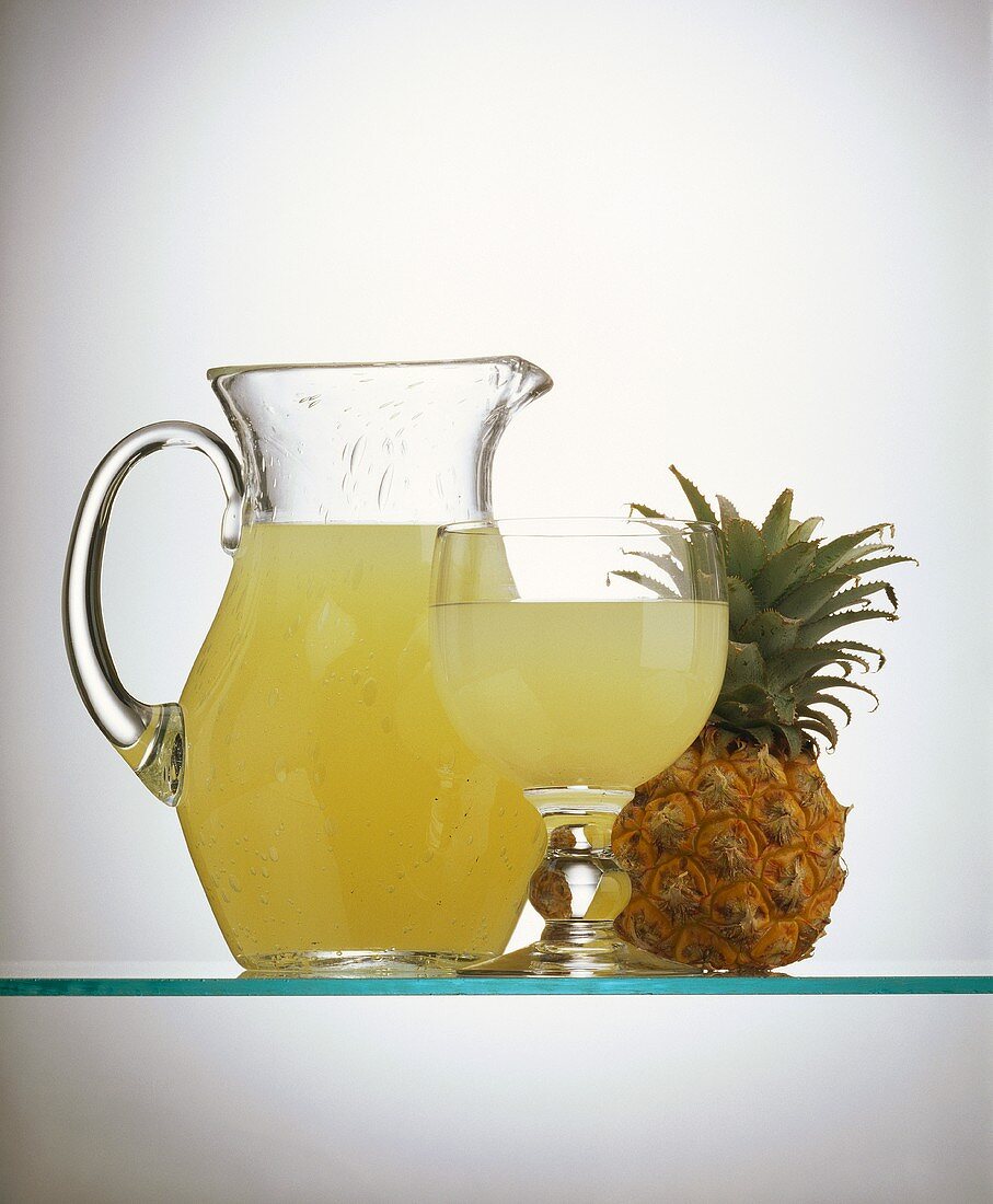 Ananassaft in Karaffe & Glas & frische Ananas