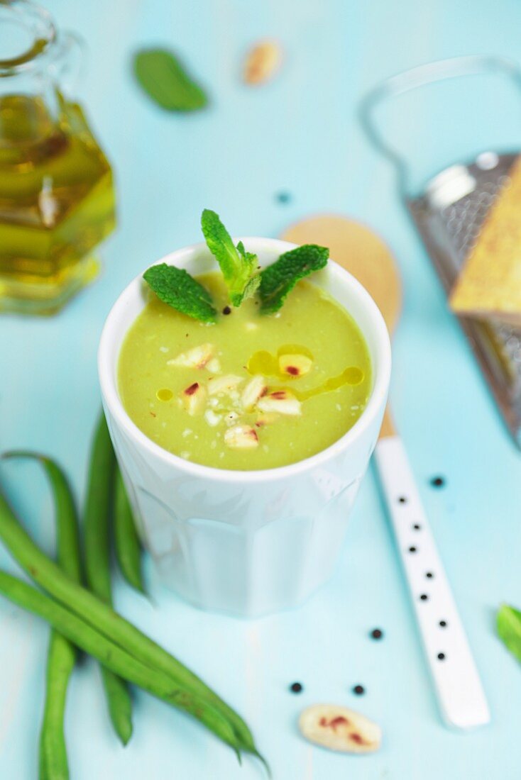 Grüne Bohnensuppe mit Minze und Mandeln