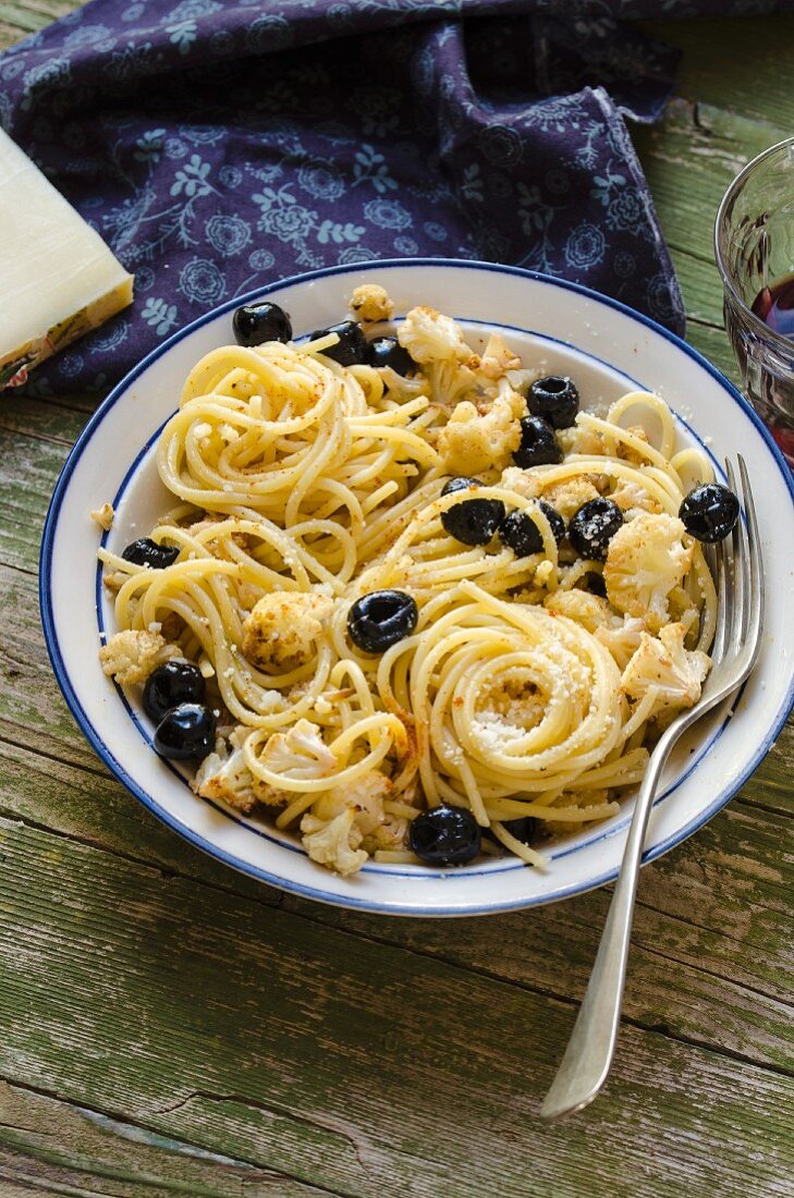 Spaghetti mit geröstetem Blumenkohl und schwarzen Oliven