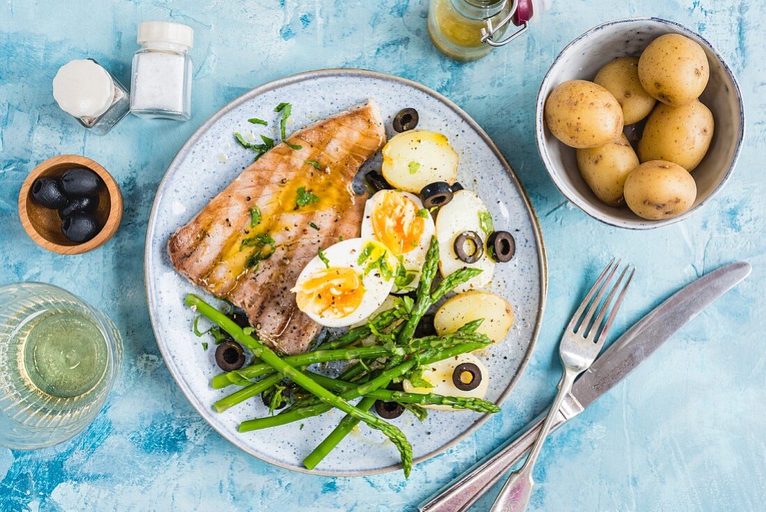 Thunfisch mit Pellkartoffeln, Spargel, Eiern und Oliven