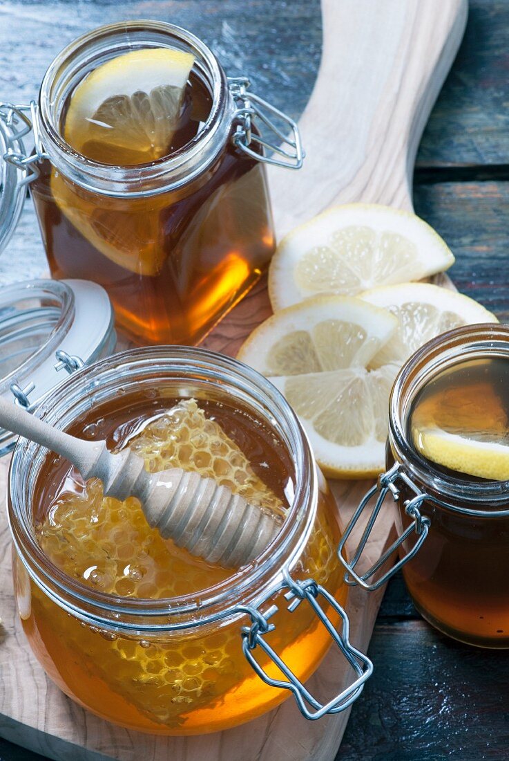 Bio-Honig mit Wabe und Zitrone in Gläsern