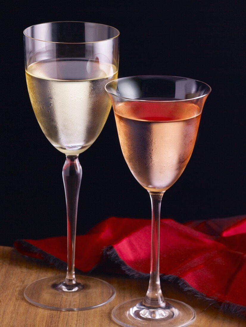 Chardonnay und Chardonnay Rose in Gläsern