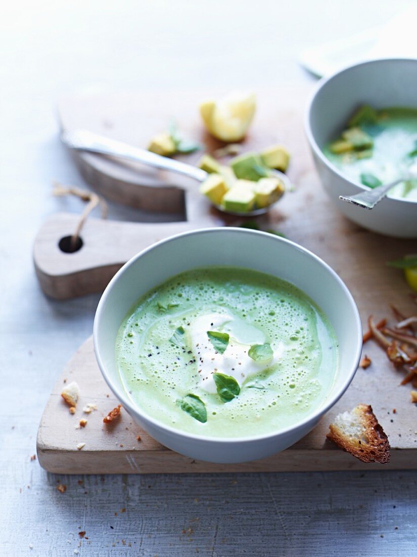 Erbsensuppe mit Avocado