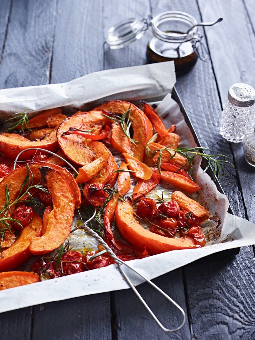 Geschmorter Hokkaidokürbis mit Kirschtomaten und Rosmarin