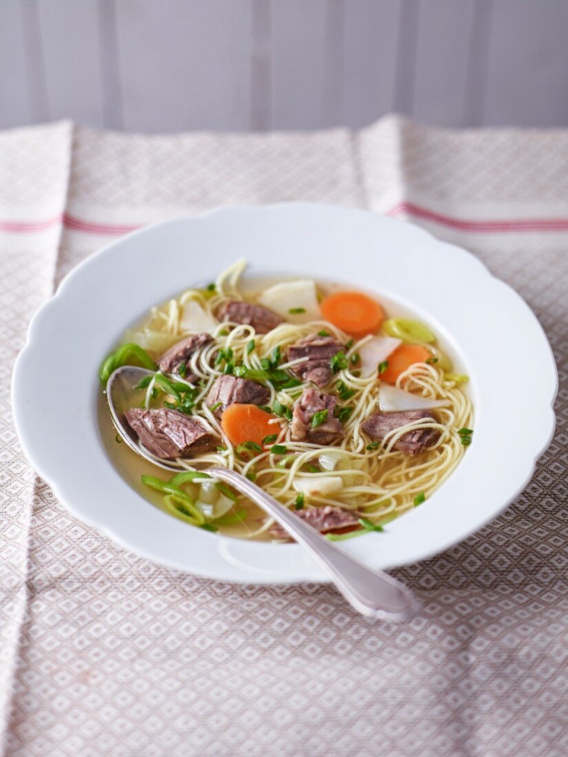 Rindfleischsuppe mit Nudeln