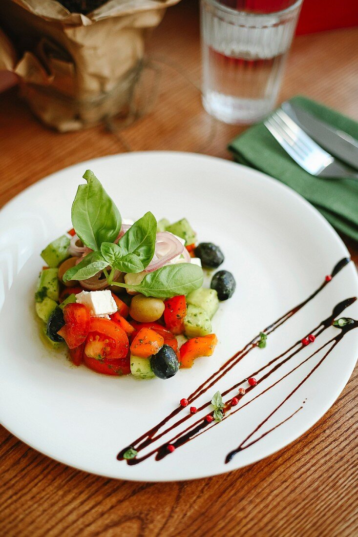 Griechischer Salat mit Gurken, Tomaten, Oliven und Feta