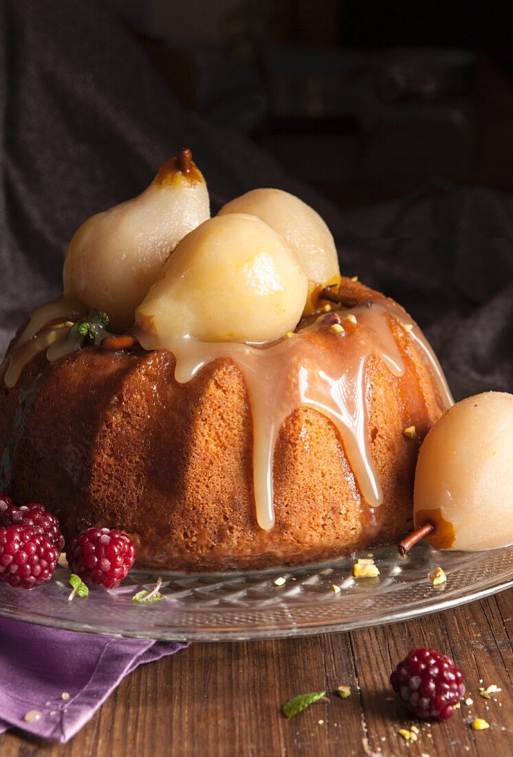 Bundt Cake mit pochierten Birnen