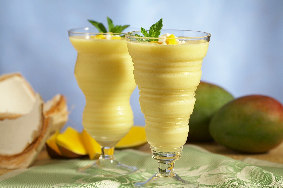 Zwei Gläser Mango-Smoothie mit Kokos